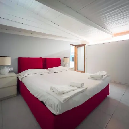 House Boat Statuto Square Center *