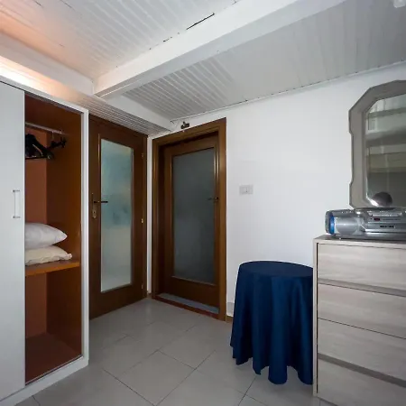 House Boat Statuto Square Center *